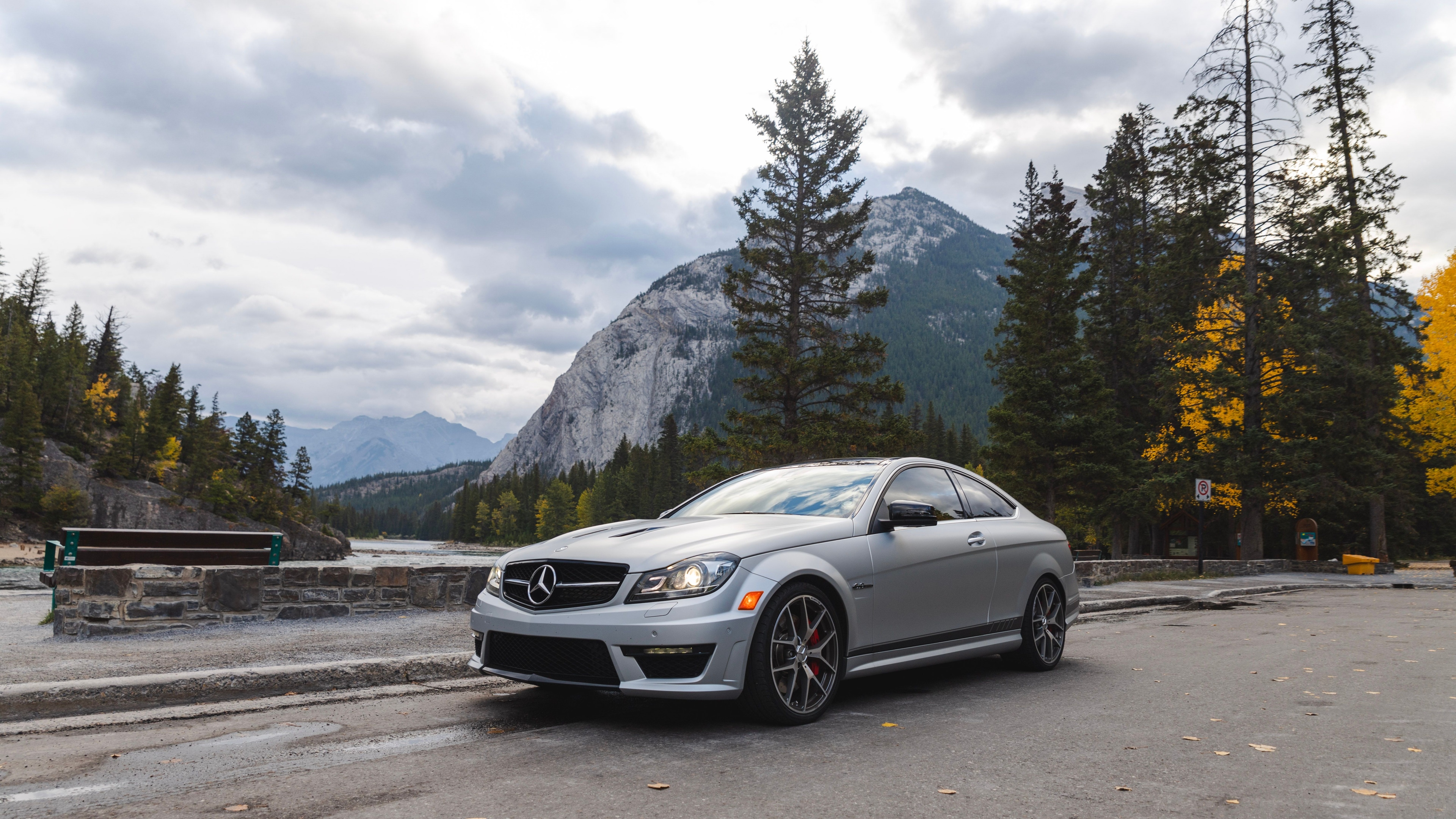 Coupé sportif sur une route de montagne à Banff